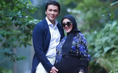 Peramal Ungkap Syahrini Pernah Keguguran Sebelum Akhirnya Melahirkan Baby R