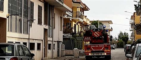 Cadono Calcinacci A Via Cimarosa Per Il Forte Vento