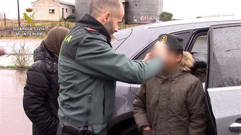 La Guardia Civil auxilia a un niño de 10 años que caminaba perdido por