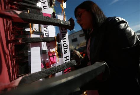 Colocan ofrenda por mujeres asesinadas en Juárez epicentro de los