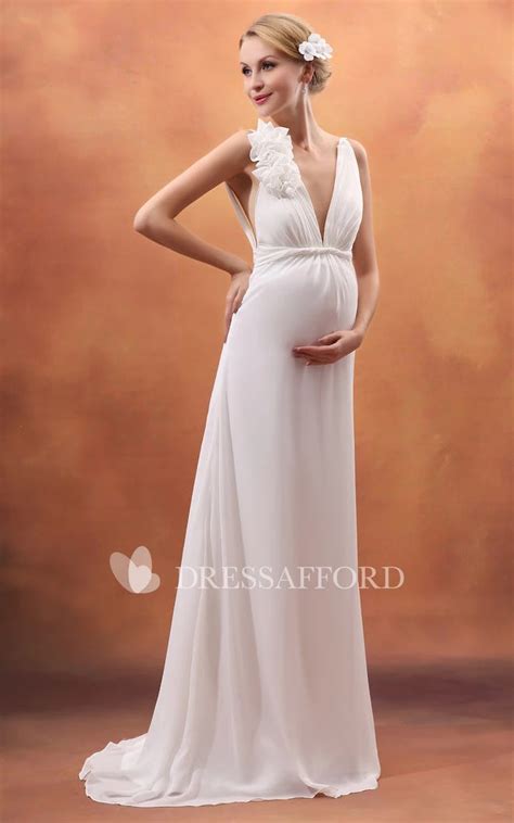 18 Maternity Wedding Dresses That Will Show Off Your Pregnancy Curves