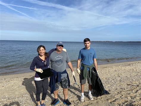 Town Of Smithtown Volunteers Clean Up Schuberts Beach Tbr News Media