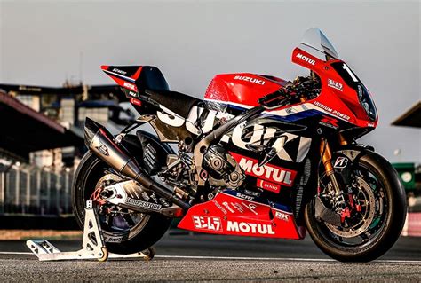 Suzuki GSX S1000 Yoshimura SERT Motul celebrando sus 17 títulos de