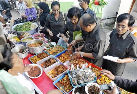 INSPEKSI MAKANAN BERBUKA ANTARA Foto