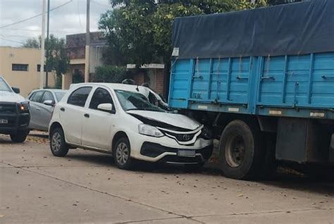 Un Auto Choc Contra Un Cami N Estacionado Da Os En El Veh Culo Y Una