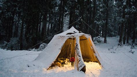 吹雪のソロキャンプ ホットテントと薪ストーブ 雪の重みで曲がったポール キャンプフォイエー