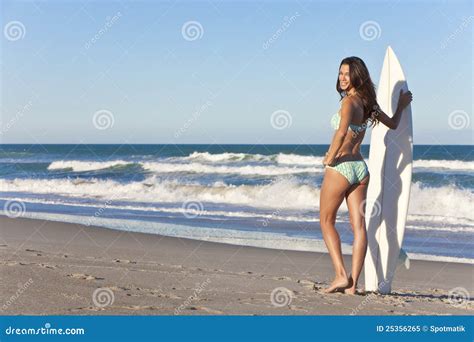 Frauen Surfer Im Bikini Mit Surfbrett Am Strand Stockbild Bild