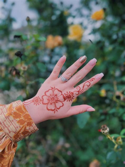 Pin by 𝑰𝑸𝒓𝒂 𝑨𝒂𝒔𝒆𝒇 on Girls dpz in 2022 Henna Henna hand tattoo