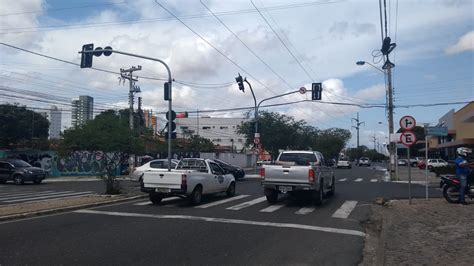 Semáforos apagados e falta de guardas deixam trânsito caótico em