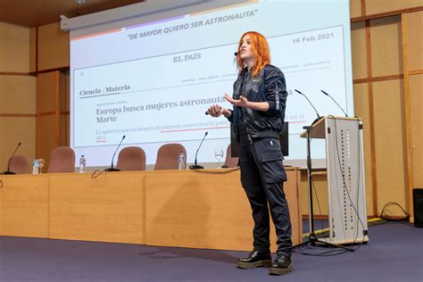 La astronauta Sara García imparte una charla en la ULL