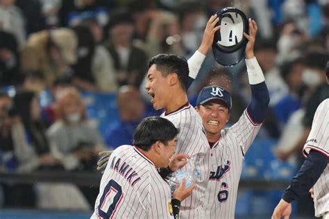 ヤクルト・中村悠平が決めた！今季初サヨナラ再奪首 世界一侍の〝扇の要〟が燕をセ界一に導く（12ページ） サンスポ