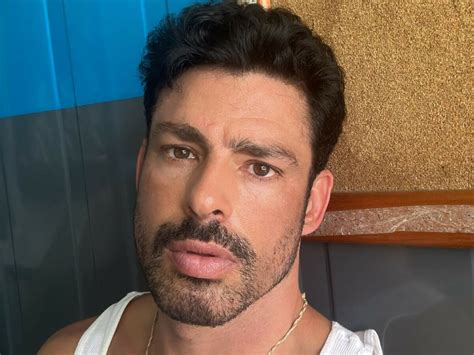 Cauã Reymond exibe pelos pubianos em foto pelado