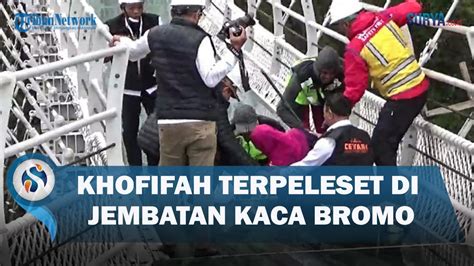 Momen Gubernur Jatim Khofifah Terpeleset Saat Tinjau Jembatan Kaca