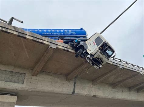 快訊／桃園台61線化學槽車自撞衝破護欄！「車頭懸空」駕駛墜落 Ettoday社會新聞 Ettoday新聞雲