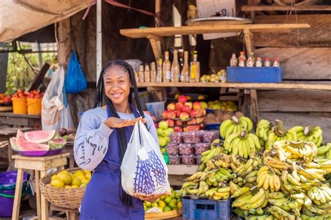 Retrato De Uma Mulher Do Mercado Africano Sorrindo Segurando Sacola De