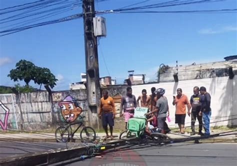 Poste Cai E Atinge Entregador Por Aplicativo No Recife