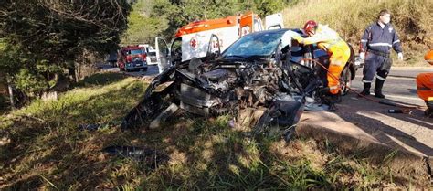 Motorista Fica Ferido Ap S Colidir Carro Em Carreta Na Br Entre