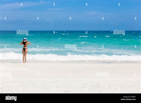 Junge Frau Im Bikini Am Strand Fotos Und Bildmaterial In Hoher