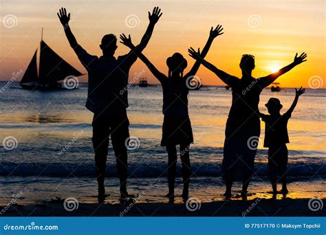 Schattenbild Der Familie Auf Dem Strand Stockfoto Bild von glücklich