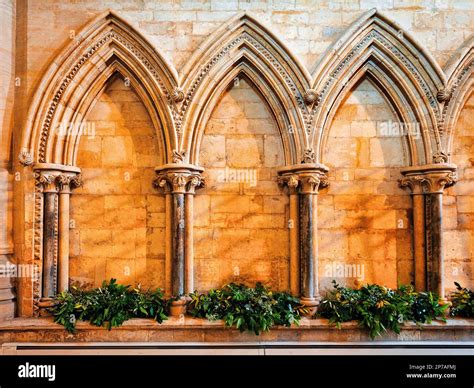 Columnas Ornamentadas Con Arcos Puntiagudos Detalle Catedral De