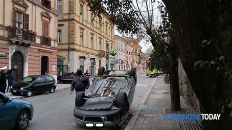 Isola Del Liri Auto Si Ribalta In Via Borgonuovo Donna Trasportata In