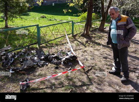 Ein Mann Sieht Sich Ein Fragment Einer Russischen Rakete Am Ort Eines