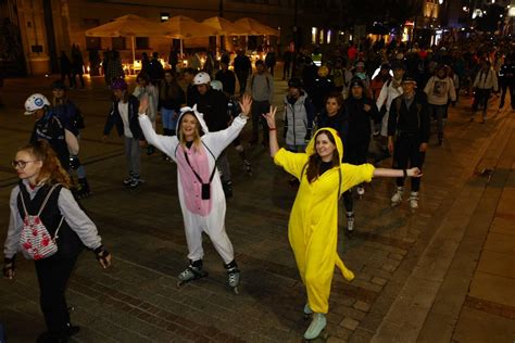 Nightskating W Warszawie Nocny Przejazd Rolkarzy Przez Miasto