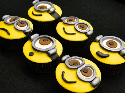 Baking Maniac Minion Cupcakes