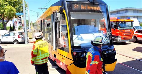 Beim abbiegen Straßenbahn kollidiert mit Auto in Karlsruhe