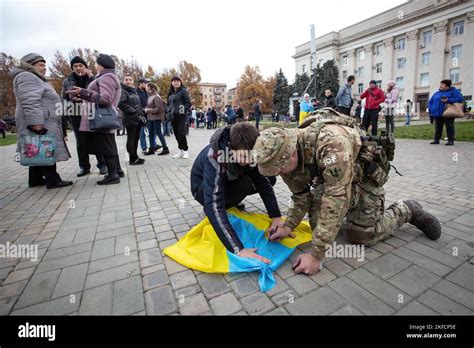 Ein Ukrainischer Milit Rangeh Riger Gibt Einem Bewohner Im Zentrum Von