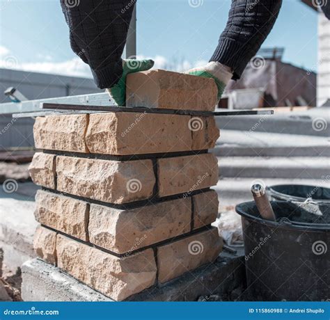 El Hombre Construye Una Pared De Ladrillo En Un Emplazamiento De La