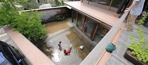 雨が降ると池が出現子どもの成長を見守りながら外を感じて過ごせる家 家 中庭のある家 リフォーム 古民家