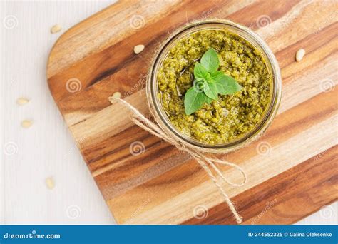 Visão Geral Sobre Molho De Pesto Verde Caseiro Em Vidro E Manjericão