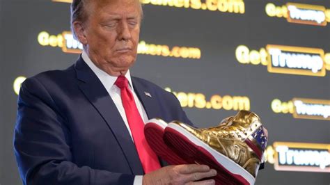 Donald Trump verhökert jetzt Turnschuhe selbstverständlich in Gold