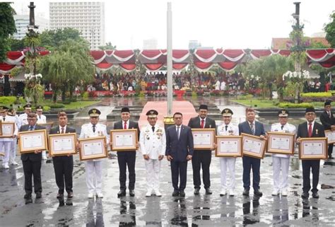 Bobby Nasution Terima Tanda Kehormatan Satyalancana Karya Bhakti Praja