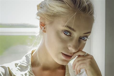 Hintergrundbilder Anna Loannova Frau Blond Blaue Augen Finger Auf