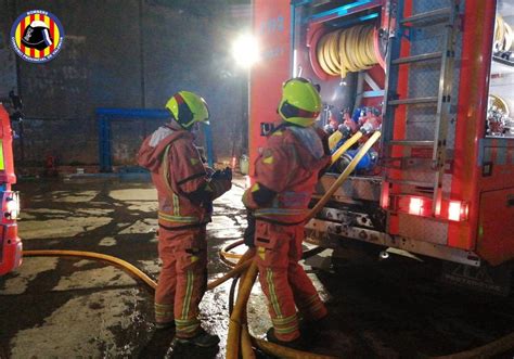 Evacuados Dos Bomberos Al Sufrir Un Golpe De Calor Durante La Extinción De Un Incendio En La