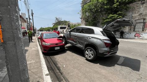 Carambola en avenida Hidalgo deja daños materiales y caos vial en Veracruz