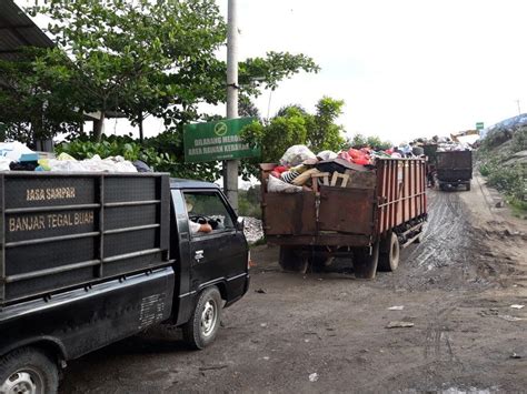 Truk Sampah Antre Di Tpa Suwung