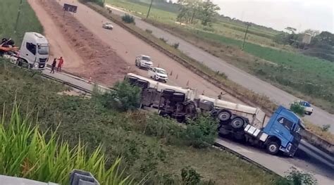 Carreta Carregada Asfalto Tomba Em Viaduto E Interdita Trecho Da