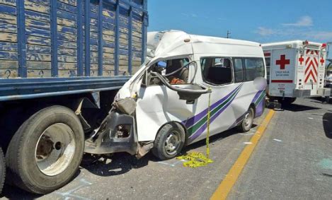 5 muertos y 9 heridos deja choque de transporte público contra camión