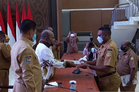 Gubernur Papua Ingatkan Biro Pelelangan Tertib Administrasi Antara