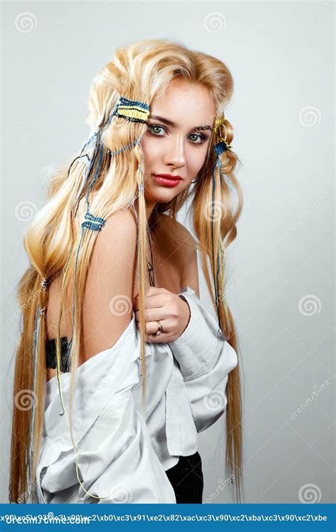 Mooie Blonde Met Lang Haar Ongebruikelijke Haarstijl Met Kleurrijke Draden Op Witte Achtergrond