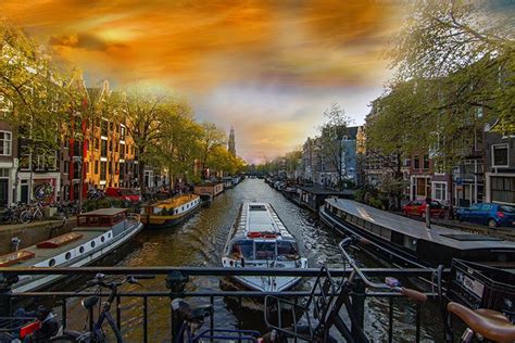 Paseo en barco por los canales de Ámsterdam en Países Bajos Carpe