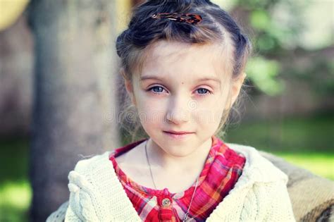 Portrait En Gros Plan De Fille D Enfant De Brune Photo Stock Image Du