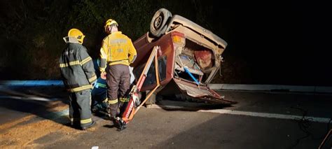 Motorista Morre Ap S Capotar O Carro E Ficar Preso S Ferragens Na Br