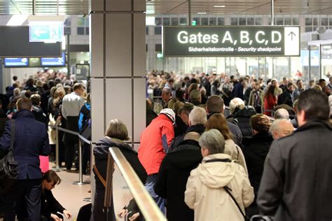 Flughafen Hamburg: Streik sorgt für Chaos - DER SPIEGEL