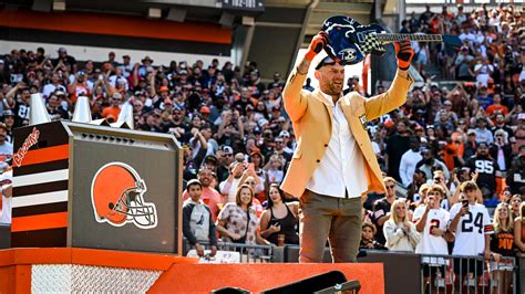 Joe Thomas fired up Browns fans by smashing Ravens-themed guitar