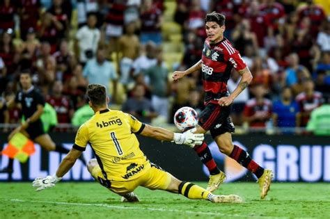 Foto de Ayrton Lucas é resgatada por torcedores do Flamengo e deboche