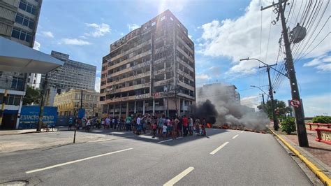 Protesto Por Moradia Bloqueia Avenida No Centro Do Recife E Causa